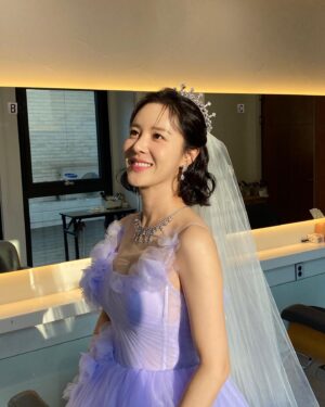 Son Sung-yoon Instagram - 정신없어 업뎃 못한 
#우아한제국결혼식사진 

#joshuabelle @joshuabelle_daily 
#rosetteblanc @rosetteblanc 

#이쁜드레스에맞춰
#티아라까지일부러제작해주셔서감사해요🤍

#그래이렇게결혼놀이라도해봤음됐다😛

늘 다른 사람으로 만들어주는 금손들

메이크업 @aluu_jiyeon 지연쌤
헤어 @hello_aluu_crystal  수정쌤 
라뷰❤️