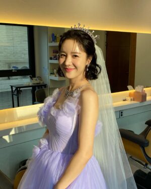 Son Sung-yoon Instagram - 정신없어 업뎃 못한 
#우아한제국결혼식사진 

#joshuabelle @joshuabelle_daily 
#rosetteblanc @rosetteblanc 

#이쁜드레스에맞춰
#티아라까지일부러제작해주셔서감사해요🤍

#그래이렇게결혼놀이라도해봤음됐다😛

늘 다른 사람으로 만들어주는 금손들

메이크업 @aluu_jiyeon 지연쌤
헤어 @hello_aluu_crystal  수정쌤 
라뷰❤️