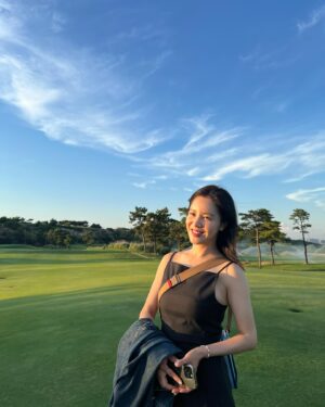 Son Sung-yoon Instagram - @kxenter_official 
KX그룹에서 주최하는 
비즈플레이•원더클럽OPEN with 클럽72 KPGA
프로암 이벤트에 다녀왔습니다 🤍 
같은 식구인 #오지호 @el__zio 오빠랑 
#왕빛나 @bitnawang 엉니 @99jaekyeong  #이재경프로님 과 함께 재미나고 유익한 18홀 🤍 다녀왔습니다아 
빛나언니 사석에서 처음 봤지만 서로 익히 들어 너무 친숙해 좋아🤭🌸 (나 데뷔작품에 빛나언니는 주연 나는 조조조연이었어찡, 그후로 십년뒤 전체모임때나 보구 처음😏)
(나… 골프 재밌자나…)
빛나언니 지호오빠 잘치는건 너무 잘 알았지만 
어마무시했꾸요 @99jaekyeong 이재경프로님 스윙은 말해모해🙂‍↔️ 
눈앞에서 보는 프로님의 스윙은 예술, 공은 눈뜨고 봐도 볼 수 없었다는 …🤣 
약 일년 반 전부터 테니스에 올인하던 내게 골프에 재미를 느끼게 해 준 세분… 책임져… ㅋㅋㅋㅋ 같이 또 함께 치는 날이 올때까지 연습할게요오💜

6/27일부터 열리는 비즈플레이•원더클럽OPEN with 클럽72 
@99jaekyeong 이재경선수 우승하길 같이 응원해요🙌🏻
난 이재경프로님 팬☺️ 
Sbs sports 채널에서 생중계한대여!!!!