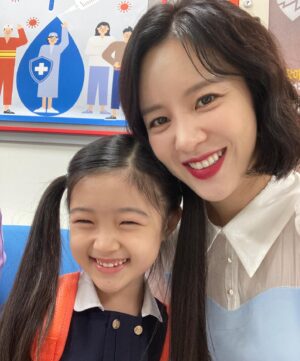 Son Sung-yoon Instagram - #채나야눈을왜그렇게떠
@chaena.yoon 

그사이 훌쩍커버린 우리채나💛 장꾸미철철 

#우아한제국