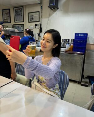 Son Sung-yoon Instagram - 수디와 함께한 테캉스🎾🫶🏻

낯선사람들과의 해외여행이라 걱정했찌만 
완벽적응✨🙌🏻 
테니스와 수디로 하나된 우리 👍🏻😉
여행 추진해줘서 고마워여 @1218_j 💕

(집나간적없는) 포핸드 제발 나한테 (돌아)와주라 🥹
뭔가 알것같았는데 엘보가 또 아픔 
2월에는 같이 쳐여 우리 🤍