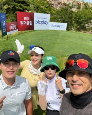 Son Sung-yoon Instagram - @kxenter_official 
KX그룹에서 주최하는 
비즈플레이•원더클럽OPEN with 클럽72 KPGA
프로암 이벤트에 다녀왔습니다 🤍 
같은 식구인 #오지호 @el__zio 오빠랑 
#왕빛나 @bitnawang 엉니 @99jaekyeong  #이재경프로님 과 함께 재미나고 유익한 18홀 🤍 다녀왔습니다아 
빛나언니 사석에서 처음 봤지만 서로 익히 들어 너무 친숙해 좋아🤭🌸 (나 데뷔작품에 빛나언니는 주연 나는 조조조연이었어찡, 그후로 십년뒤 전체모임때나 보구 처음😏)
(나… 골프 재밌자나…)
빛나언니 지호오빠 잘치는건 너무 잘 알았지만 
어마무시했꾸요 @99jaekyeong 이재경프로님 스윙은 말해모해🙂‍↔️ 
눈앞에서 보는 프로님의 스윙은 예술, 공은 눈뜨고 봐도 볼 수 없었다는 …🤣 
약 일년 반 전부터 테니스에 올인하던 내게 골프에 재미를 느끼게 해 준 세분… 책임져… ㅋㅋㅋㅋ 같이 또 함께 치는 날이 올때까지 연습할게요오💜

6/27일부터 열리는 비즈플레이•원더클럽OPEN with 클럽72 
@99jaekyeong 이재경선수 우승하길 같이 응원해요🙌🏻
난 이재경프로님 팬☺️ 
Sbs sports 채널에서 생중계한대여!!!!