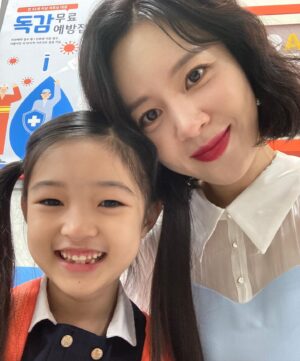 Son Sung-yoon Instagram - #채나야눈을왜그렇게떠
@chaena.yoon 

그사이 훌쩍커버린 우리채나💛 장꾸미철철 

#우아한제국