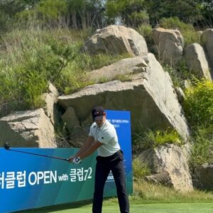 Son Sung-yoon Instagram - @kxenter_official 
KX그룹에서 주최하는 
비즈플레이•원더클럽OPEN with 클럽72 KPGA
프로암 이벤트에 다녀왔습니다 🤍 
같은 식구인 #오지호 @el__zio 오빠랑 
#왕빛나 @bitnawang 엉니 @99jaekyeong  #이재경프로님 과 함께 재미나고 유익한 18홀 🤍 다녀왔습니다아 
빛나언니 사석에서 처음 봤지만 서로 익히 들어 너무 친숙해 좋아🤭🌸 (나 데뷔작품에 빛나언니는 주연 나는 조조조연이었어찡, 그후로 십년뒤 전체모임때나 보구 처음😏)
(나… 골프 재밌자나…)
빛나언니 지호오빠 잘치는건 너무 잘 알았지만 
어마무시했꾸요 @99jaekyeong 이재경프로님 스윙은 말해모해🙂‍↔️ 
눈앞에서 보는 프로님의 스윙은 예술, 공은 눈뜨고 봐도 볼 수 없었다는 …🤣 
약 일년 반 전부터 테니스에 올인하던 내게 골프에 재미를 느끼게 해 준 세분… 책임져… ㅋㅋㅋㅋ 같이 또 함께 치는 날이 올때까지 연습할게요오💜

6/27일부터 열리는 비즈플레이•원더클럽OPEN with 클럽72 
@99jaekyeong 이재경선수 우승하길 같이 응원해요🙌🏻
난 이재경프로님 팬☺️ 
Sbs sports 채널에서 생중계한대여!!!!