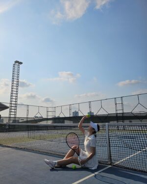 Son Sung-yoon Instagram - 수디와 함께한 테캉스🎾🫶🏻

낯선사람들과의 해외여행이라 걱정했찌만 
완벽적응✨🙌🏻 
테니스와 수디로 하나된 우리 👍🏻😉
여행 추진해줘서 고마워여 @1218_j 💕

(집나간적없는) 포핸드 제발 나한테 (돌아)와주라 🥹
뭔가 알것같았는데 엘보가 또 아픔 
2월에는 같이 쳐여 우리 🤍