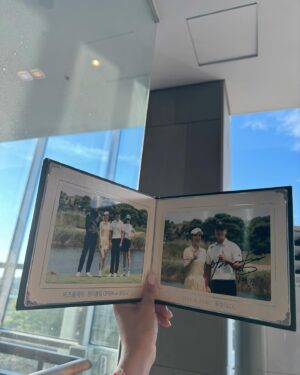 Son Sung-yoon Instagram - @kxenter_official 
KX그룹에서 주최하는 
비즈플레이•원더클럽OPEN with 클럽72 KPGA
프로암 이벤트에 다녀왔습니다 🤍 
같은 식구인 #오지호 @el__zio 오빠랑 
#왕빛나 @bitnawang 엉니 @99jaekyeong  #이재경프로님 과 함께 재미나고 유익한 18홀 🤍 다녀왔습니다아 
빛나언니 사석에서 처음 봤지만 서로 익히 들어 너무 친숙해 좋아🤭🌸 (나 데뷔작품에 빛나언니는 주연 나는 조조조연이었어찡, 그후로 십년뒤 전체모임때나 보구 처음😏)
(나… 골프 재밌자나…)
빛나언니 지호오빠 잘치는건 너무 잘 알았지만 
어마무시했꾸요 @99jaekyeong 이재경프로님 스윙은 말해모해🙂‍↔️ 
눈앞에서 보는 프로님의 스윙은 예술, 공은 눈뜨고 봐도 볼 수 없었다는 …🤣 
약 일년 반 전부터 테니스에 올인하던 내게 골프에 재미를 느끼게 해 준 세분… 책임져… ㅋㅋㅋㅋ 같이 또 함께 치는 날이 올때까지 연습할게요오💜

6/27일부터 열리는 비즈플레이•원더클럽OPEN with 클럽72 
@99jaekyeong 이재경선수 우승하길 같이 응원해요🙌🏻
난 이재경프로님 팬☺️ 
Sbs sports 채널에서 생중계한대여!!!!