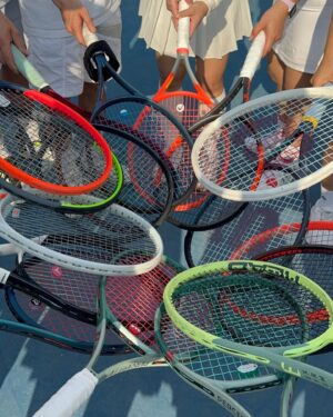 Son Sung-yoon Instagram - 수디와 함께한 테캉스🎾🫶🏻

낯선사람들과의 해외여행이라 걱정했찌만 
완벽적응✨🙌🏻 
테니스와 수디로 하나된 우리 👍🏻😉
여행 추진해줘서 고마워여 @1218_j 💕

(집나간적없는) 포핸드 제발 나한테 (돌아)와주라 🥹
뭔가 알것같았는데 엘보가 또 아픔 
2월에는 같이 쳐여 우리 🤍
