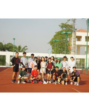 Son Sung-yoon Instagram - 수디와 함께한 테캉스🎾🫶🏻

낯선사람들과의 해외여행이라 걱정했찌만 
완벽적응✨🙌🏻 
테니스와 수디로 하나된 우리 👍🏻😉
여행 추진해줘서 고마워여 @1218_j 💕

(집나간적없는) 포핸드 제발 나한테 (돌아)와주라 🥹
뭔가 알것같았는데 엘보가 또 아픔 
2월에는 같이 쳐여 우리 🤍