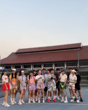 Son Sung-yoon Instagram - 수디와 함께한 테캉스🎾🫶🏻

낯선사람들과의 해외여행이라 걱정했찌만 
완벽적응✨🙌🏻 
테니스와 수디로 하나된 우리 👍🏻😉
여행 추진해줘서 고마워여 @1218_j 💕

(집나간적없는) 포핸드 제발 나한테 (돌아)와주라 🥹
뭔가 알것같았는데 엘보가 또 아픔 
2월에는 같이 쳐여 우리 🤍