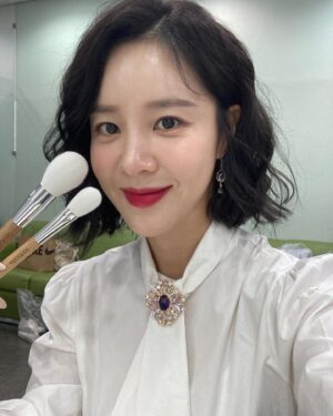 Son Sung-yoon Instagram - #대놓고광고 

지인이 런칭한 메이크업 브러쉬 😍 
오래된 브러쉬는 세척하고 사용해도 클렌져 잔여물이 남은것 같고 찝찝해서 교체할까 고민중이었는데  명품 브러쉬를 선물 받았습니다 .
부드럽고 발림성 좋고 🧡 요즘 핫한 립브러쉬 부터 라이너 쉐딩 파운데이션브러쉬까지 🤭 
(모공브러쉬까지 정말 좋다던데)

너무 좋아서 주변 사람들께도 선물했는데 다들 좋다고 극찬해주셔서 뿌듯 🤍 

#손보다브러쉬
@sonboda_official 

#똥손이라수정쌤여준이손빌려사진올립니다☺️
#고마워여두분👍🏻