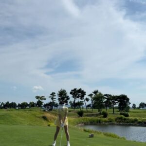 Son Sung-yoon Instagram - @kxenter_official 
KX그룹에서 주최하는 
비즈플레이•원더클럽OPEN with 클럽72 KPGA
프로암 이벤트에 다녀왔습니다 🤍 
같은 식구인 #오지호 @el__zio 오빠랑 
#왕빛나 @bitnawang 엉니 @99jaekyeong  #이재경프로님 과 함께 재미나고 유익한 18홀 🤍 다녀왔습니다아 
빛나언니 사석에서 처음 봤지만 서로 익히 들어 너무 친숙해 좋아🤭🌸 (나 데뷔작품에 빛나언니는 주연 나는 조조조연이었어찡, 그후로 십년뒤 전체모임때나 보구 처음😏)
(나… 골프 재밌자나…)
빛나언니 지호오빠 잘치는건 너무 잘 알았지만 
어마무시했꾸요 @99jaekyeong 이재경프로님 스윙은 말해모해🙂‍↔️ 
눈앞에서 보는 프로님의 스윙은 예술, 공은 눈뜨고 봐도 볼 수 없었다는 …🤣 
약 일년 반 전부터 테니스에 올인하던 내게 골프에 재미를 느끼게 해 준 세분… 책임져… ㅋㅋㅋㅋ 같이 또 함께 치는 날이 올때까지 연습할게요오💜

6/27일부터 열리는 비즈플레이•원더클럽OPEN with 클럽72 
@99jaekyeong 이재경선수 우승하길 같이 응원해요🙌🏻
난 이재경프로님 팬☺️ 
Sbs sports 채널에서 생중계한대여!!!!