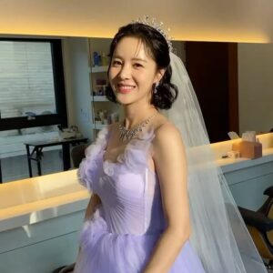 Son Sung-yoon Instagram - 정신없어 업뎃 못한 
#우아한제국결혼식사진 

#joshuabelle @joshuabelle_daily 
#rosetteblanc @rosetteblanc 

#이쁜드레스에맞춰
#티아라까지일부러제작해주셔서감사해요🤍

#그래이렇게결혼놀이라도해봤음됐다😛

늘 다른 사람으로 만들어주는 금손들

메이크업 @aluu_jiyeon 지연쌤
헤어 @hello_aluu_crystal  수정쌤 
라뷰❤️