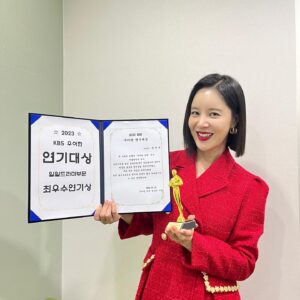 Son Sung-yoon Instagram - 1,2. 비록 상은 못 받았찌만 
더 값졌던 우아한제국 연출부가 하사하신 상장과 상패 ✨

3. 귀염둥이 연출부🤍
4. 귀여운데 똑똑하기까지한 우리 영서감독님 💕
5. 셋트마지막날
6,7,8 야외마지막날
9. 대기하면서 몰래 과자먹다 들킴 😛
10. 치열했던 커피쏘기 (무려 20잔정도가 걸려있었음) 

힘든 순간은 많았지만 인간은 망각의 동물이라자나 
깨달음과 배움만 남기고 
햅피 2024 ✨🙌🏻