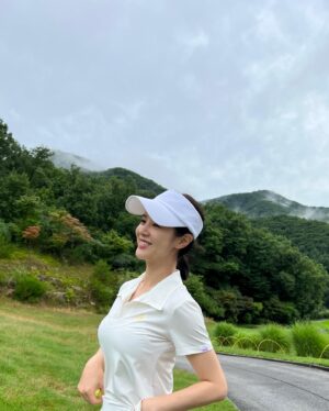 Son Sung-yoon Instagram - 🤍 

은뎡이 덕분에 행복했던 하루🤍 
언제까지 명랑으로만 칠것인가 !!! 
1년동안 연습1도 안하고 가서 공을 다 띄운것만으로도 행복해따 😛

#나골프가더잘맞을지도
#테니스때려치라는얘기들어서
#외도즁흥🤨
#90개칠거야🔥
#언젠간ㅋㅋㅋ
#진짜휴가끝🫶🏻

고급스럽고 예쁜 골프&테니스복은

@ballic_club 🤍