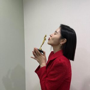 Son Sung-yoon Instagram - 1,2. 비록 상은 못 받았찌만 
더 값졌던 우아한제국 연출부가 하사하신 상장과 상패 ✨

3. 귀염둥이 연출부🤍
4. 귀여운데 똑똑하기까지한 우리 영서감독님 💕
5. 셋트마지막날
6,7,8 야외마지막날
9. 대기하면서 몰래 과자먹다 들킴 😛
10. 치열했던 커피쏘기 (무려 20잔정도가 걸려있었음) 

힘든 순간은 많았지만 인간은 망각의 동물이라자나 
깨달음과 배움만 남기고 
햅피 2024 ✨🙌🏻