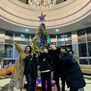 Son Sung-yoon Instagram - 1,2. 비록 상은 못 받았찌만 
더 값졌던 우아한제국 연출부가 하사하신 상장과 상패 ✨

3. 귀염둥이 연출부🤍
4. 귀여운데 똑똑하기까지한 우리 영서감독님 💕
5. 셋트마지막날
6,7,8 야외마지막날
9. 대기하면서 몰래 과자먹다 들킴 😛
10. 치열했던 커피쏘기 (무려 20잔정도가 걸려있었음) 

힘든 순간은 많았지만 인간은 망각의 동물이라자나 
깨달음과 배움만 남기고 
햅피 2024 ✨🙌🏻