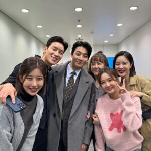 Son Sung-yoon Instagram - 1,2. 비록 상은 못 받았찌만 
더 값졌던 우아한제국 연출부가 하사하신 상장과 상패 ✨

3. 귀염둥이 연출부🤍
4. 귀여운데 똑똑하기까지한 우리 영서감독님 💕
5. 셋트마지막날
6,7,8 야외마지막날
9. 대기하면서 몰래 과자먹다 들킴 😛
10. 치열했던 커피쏘기 (무려 20잔정도가 걸려있었음) 

힘든 순간은 많았지만 인간은 망각의 동물이라자나 
깨달음과 배움만 남기고 
햅피 2024 ✨🙌🏻