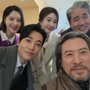Son Sung-yoon Instagram - 1,2. 비록 상은 못 받았찌만 
더 값졌던 우아한제국 연출부가 하사하신 상장과 상패 ✨

3. 귀염둥이 연출부🤍
4. 귀여운데 똑똑하기까지한 우리 영서감독님 💕
5. 셋트마지막날
6,7,8 야외마지막날
9. 대기하면서 몰래 과자먹다 들킴 😛
10. 치열했던 커피쏘기 (무려 20잔정도가 걸려있었음) 

힘든 순간은 많았지만 인간은 망각의 동물이라자나 
깨달음과 배움만 남기고 
햅피 2024 ✨🙌🏻