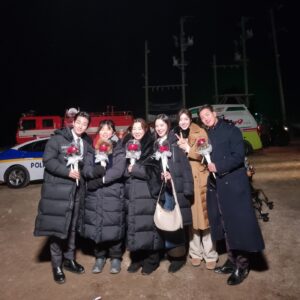 Son Sung-yoon Instagram - 1,2. 비록 상은 못 받았찌만 
더 값졌던 우아한제국 연출부가 하사하신 상장과 상패 ✨

3. 귀염둥이 연출부🤍
4. 귀여운데 똑똑하기까지한 우리 영서감독님 💕
5. 셋트마지막날
6,7,8 야외마지막날
9. 대기하면서 몰래 과자먹다 들킴 😛
10. 치열했던 커피쏘기 (무려 20잔정도가 걸려있었음) 

힘든 순간은 많았지만 인간은 망각의 동물이라자나 
깨달음과 배움만 남기고 
햅피 2024 ✨🙌🏻