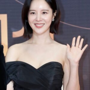 Son Sung-yoon Instagram - 이제야 한숨 돌리며 올리는 
연말대상 나들이 🖤

2023년 숨돌릴틈없이 일만 했더니 
번아웃인듯 연말엔 지쳐 마음이 힘들었던 중 
마지막날, 멋진 선후배님들의 연기가치관, 고충, 수상소감을 들으며 우물안개구리처럼 살지 말고 더 많이 공부하고 노력해야겠단 다짐을 했던. 

이쁜 사진 감사합니다 기자님들 🖤
우아한제국 사랑해주셔서 감사해요 다들 🤍