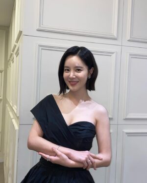 Son Sung-yoon Instagram - 이제야 한숨 돌리며 올리는 
연말대상 나들이 🖤

2023년 숨돌릴틈없이 일만 했더니 
번아웃인듯 연말엔 지쳐 마음이 힘들었던 중 
마지막날, 멋진 선후배님들의 연기가치관, 고충, 수상소감을 들으며 우물안개구리처럼 살지 말고 더 많이 공부하고 노력해야겠단 다짐을 했던. 

이쁜 사진 감사합니다 기자님들 🖤
우아한제국 사랑해주셔서 감사해요 다들 🤍