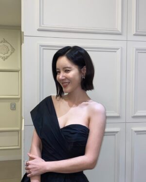 Son Sung-yoon Instagram - 이제야 한숨 돌리며 올리는 
연말대상 나들이 🖤

2023년 숨돌릴틈없이 일만 했더니 
번아웃인듯 연말엔 지쳐 마음이 힘들었던 중 
마지막날, 멋진 선후배님들의 연기가치관, 고충, 수상소감을 들으며 우물안개구리처럼 살지 말고 더 많이 공부하고 노력해야겠단 다짐을 했던. 

이쁜 사진 감사합니다 기자님들 🖤
우아한제국 사랑해주셔서 감사해요 다들 🤍