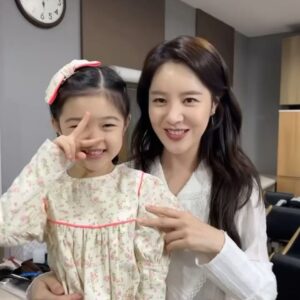Son Sung-yoon Instagram - 우리 채나 2년만에 얼마나 컸나 🥰

@chaena.yoon 

연기도 너무 잘하고 사랑스러움이 2000% 상승한 우리 채나💕2024년엔 더 많은 활동 기대할게 😆