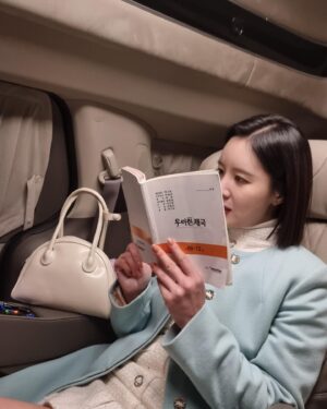 Son Sung-yoon Instagram - 대본을 손에서 놓지 않죠😏🤪🤫 

다들 첫 눈 보셨어요? 
크리스마스가 다가오는데 다들 뭐하세요? 일단 난 촬영 🙂

#그래일이라도해야행복하지ㅋㅋ
#추워서눈물콧물흘려가며촬영즁