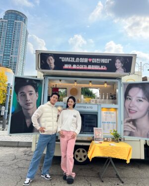Son Sung-yoon Instagram - 의리녀 @sooah.hong 솨가 보내준 커피차 😍 (츄러스🥨)
위닝샷때도 느꼈지만 진심으로 사람을 위하고 대하는 모습에 또 한번 감동🤍 참 그릇이 넓고 깊은 솨 ; ) 

진심으로 고마워 ❤️ 

그리고 나이스파트너 @lee_si_kang 👍🏻
앞으로도 잘 부탁해 🧏🏻‍♀️

#역시위닝샷은내인생작인가
#좋은사람들을많이만나게해준
#위닝샷도알랍

귀엽고 이쁜 티는 
@jinilee0126 넘 예뿌자나아 🌸