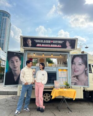 Son Sung-yoon Instagram - 의리녀 @sooah.hong 솨가 보내준 커피차 😍 (츄러스🥨)
위닝샷때도 느꼈지만 진심으로 사람을 위하고 대하는 모습에 또 한번 감동🤍 참 그릇이 넓고 깊은 솨 ; ) 

진심으로 고마워 ❤️ 

그리고 나이스파트너 @lee_si_kang 👍🏻
앞으로도 잘 부탁해 🧏🏻‍♀️

#역시위닝샷은내인생작인가
#좋은사람들을많이만나게해준
#위닝샷도알랍

귀엽고 이쁜 티는 
@jinilee0126 넘 예뿌자나아 🌸