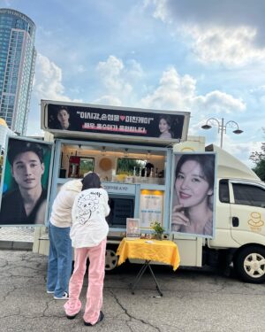 Son Sung-yoon Instagram - 의리녀 @sooah.hong 솨가 보내준 커피차 😍 (츄러스🥨)
위닝샷때도 느꼈지만 진심으로 사람을 위하고 대하는 모습에 또 한번 감동🤍 참 그릇이 넓고 깊은 솨 ; ) 

진심으로 고마워 ❤️ 

그리고 나이스파트너 @lee_si_kang 👍🏻
앞으로도 잘 부탁해 🧏🏻‍♀️

#역시위닝샷은내인생작인가
#좋은사람들을많이만나게해준
#위닝샷도알랍

귀엽고 이쁜 티는 
@jinilee0126 넘 예뿌자나아 🌸