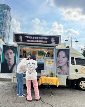 Son Sung-yoon Instagram - 의리녀 @sooah.hong 솨가 보내준 커피차 😍 (츄러스🥨)
위닝샷때도 느꼈지만 진심으로 사람을 위하고 대하는 모습에 또 한번 감동🤍 참 그릇이 넓고 깊은 솨 ; ) 

진심으로 고마워 ❤️ 

그리고 나이스파트너 @lee_si_kang 👍🏻
앞으로도 잘 부탁해 🧏🏻‍♀️

#역시위닝샷은내인생작인가
#좋은사람들을많이만나게해준
#위닝샷도알랍

귀엽고 이쁜 티는 
@jinilee0126 넘 예뿌자나아 🌸