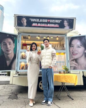 Son Sung-yoon Instagram - 의리녀 @sooah.hong 솨가 보내준 커피차 😍 (츄러스🥨)
위닝샷때도 느꼈지만 진심으로 사람을 위하고 대하는 모습에 또 한번 감동🤍 참 그릇이 넓고 깊은 솨 ; ) 

진심으로 고마워 ❤️ 

그리고 나이스파트너 @lee_si_kang 👍🏻
앞으로도 잘 부탁해 🧏🏻‍♀️

#역시위닝샷은내인생작인가
#좋은사람들을많이만나게해준
#위닝샷도알랍

귀엽고 이쁜 티는 
@jinilee0126 넘 예뿌자나아 🌸