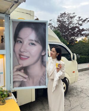 Son Sung-yoon Instagram - 의리녀 @sooah.hong 솨가 보내준 커피차 😍 (츄러스🥨)
위닝샷때도 느꼈지만 진심으로 사람을 위하고 대하는 모습에 또 한번 감동🤍 참 그릇이 넓고 깊은 솨 ; ) 

진심으로 고마워 ❤️ 

그리고 나이스파트너 @lee_si_kang 👍🏻
앞으로도 잘 부탁해 🧏🏻‍♀️

#역시위닝샷은내인생작인가
#좋은사람들을많이만나게해준
#위닝샷도알랍

귀엽고 이쁜 티는 
@jinilee0126 넘 예뿌자나아 🌸