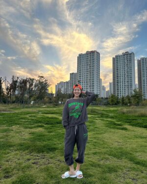 Son Sung-yoon Instagram - 겨울교복등장🙂 

매운맛 보고싶다는 10세와 마라탕 쇼핑도하고 (인생2회차마라탕) 
옷 좀 사라는 언니동생덕에 청바지쇼핑도하고 

조리있게 말하는 조카2 에게 장난쳤다가 사과도 안한다고 혼나고 

테니스도 못치니 배드민턴 구경도 해따.
#테니스가더재밌는것같아재유나
#가을이네🍂