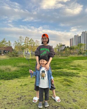 Son Sung-yoon Instagram - 겨울교복등장🙂 

매운맛 보고싶다는 10세와 마라탕 쇼핑도하고 (인생2회차마라탕) 
옷 좀 사라는 언니동생덕에 청바지쇼핑도하고 

조리있게 말하는 조카2 에게 장난쳤다가 사과도 안한다고 혼나고 

테니스도 못치니 배드민턴 구경도 해따.
#테니스가더재밌는것같아재유나
#가을이네🍂