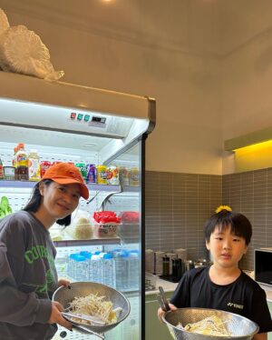 Son Sung-yoon Instagram - 겨울교복등장🙂 

매운맛 보고싶다는 10세와 마라탕 쇼핑도하고 (인생2회차마라탕) 
옷 좀 사라는 언니동생덕에 청바지쇼핑도하고 

조리있게 말하는 조카2 에게 장난쳤다가 사과도 안한다고 혼나고 

테니스도 못치니 배드민턴 구경도 해따.
#테니스가더재밌는것같아재유나
#가을이네🍂