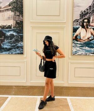 Sonali Sudan Instagram - Let’s pretend to Read 🤓
.
🩳 : @bonkers.corner 
🎽 : @urbanic_in 
🥾 : @nike 
🏨 : @aurikahotels