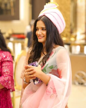 Sonali Sudan Instagram - You're the main character of your life's story. Give your audience not only something to look forward to, but something to be inspired by 🎗️
.
.
.
#breakingthestigma #indianwear #indianphotography #mentalhealthawareness #inspire #startagain #bridesmaid #organzasaree #bridesmaidoutfit