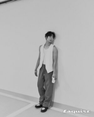 Song Geon-hee Instagram - @esquire.korea 🖤