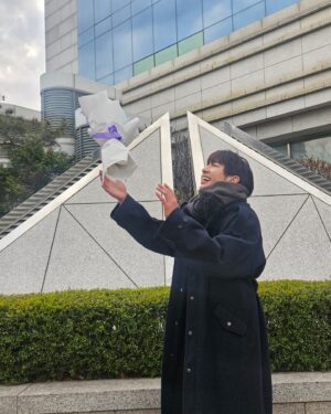 Song Ji-ho Instagram - 선재업고튀어 를 사랑해주셔서 진심으로 감사드립니다🙏🏻 
이렇게 뜨거운 관심과 사랑을 받는 작품에 참여하게 되어 영광이고 행운이었습니다. 믿고 캐스팅 해주신 윤종호 감독님, 김태엽 감독님 감사드리고 #선재업고튀어를 세상에 꺼내주신 작가님 감사합니다. 이하 모든 스텝분들 진심으로 고생많으셨습니다!! 그리고 훌륭한 선후배 동료분들께도 감사하다고 전하고 싶습니다! 수고하셨습니다👏🏻👏🏻👏🏻
#선재업고튀어 #lovelyrunner #tvn #변우석 #김혜윤 #송건희 #이승협 #서혜원 #성병숙 #정영주 #김원해 #송지호 
(저를 위해 밤낮없이 서포트 해주시는 @inyeon_ent 그리고 아영매니저님 고마워요💛)