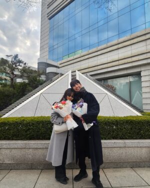 Song Ji-ho Instagram - 선재업고튀어 를 사랑해주셔서 진심으로 감사드립니다🙏🏻 
이렇게 뜨거운 관심과 사랑을 받는 작품에 참여하게 되어 영광이고 행운이었습니다. 믿고 캐스팅 해주신 윤종호 감독님, 김태엽 감독님 감사드리고 #선재업고튀어를 세상에 꺼내주신 작가님 감사합니다. 이하 모든 스텝분들 진심으로 고생많으셨습니다!! 그리고 훌륭한 선후배 동료분들께도 감사하다고 전하고 싶습니다! 수고하셨습니다👏🏻👏🏻👏🏻
#선재업고튀어 #lovelyrunner #tvn #변우석 #김혜윤 #송건희 #이승협 #서혜원 #성병숙 #정영주 #김원해 #송지호 
(저를 위해 밤낮없이 서포트 해주시는 @inyeon_ent 그리고 아영매니저님 고마워요💛)