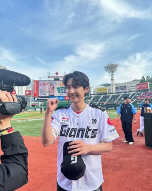 Song Ji-ho Instagram - 롯데 자이언츠 영광스러운 시구⚾️ 
19년도에 이어 이번에도 승리요정이 되었습니다✌🏻
십 대 때부터 직관으로 멀리서만 보던 전준우 선수님께서 직접 사인볼도 주시고 사진도 찍어주셔서 벅찼습니다. 또 시구 연습 코칭해주신 스윗한 최항 선수님께도 감사드립니다. 모든 롯데 선수분들께 멋진 경기 보여주셔서 진심으로 감사했습니다❤️
‘19 / ’24 승요🏆
#롯데자이언츠 #승리요정 #시구