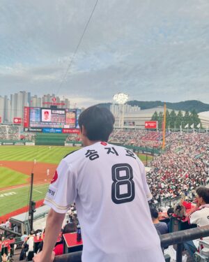 Song Ji-ho Instagram - 롯데 자이언츠 영광스러운 시구⚾️ 
19년도에 이어 이번에도 승리요정이 되었습니다✌🏻
십 대 때부터 직관으로 멀리서만 보던 전준우 선수님께서 직접 사인볼도 주시고 사진도 찍어주셔서 벅찼습니다. 또 시구 연습 코칭해주신 스윗한 최항 선수님께도 감사드립니다. 모든 롯데 선수분들께 멋진 경기 보여주셔서 진심으로 감사했습니다❤️
‘19 / ’24 승요🏆
#롯데자이언츠 #승리요정 #시구