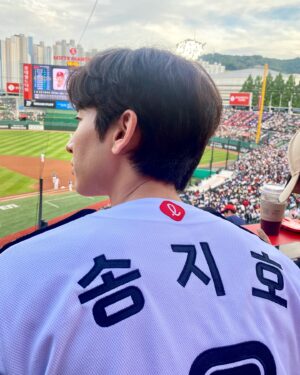 Song Ji-ho Instagram - 롯데 자이언츠 영광스러운 시구⚾️ 
19년도에 이어 이번에도 승리요정이 되었습니다✌🏻
십 대 때부터 직관으로 멀리서만 보던 전준우 선수님께서 직접 사인볼도 주시고 사진도 찍어주셔서 벅찼습니다. 또 시구 연습 코칭해주신 스윗한 최항 선수님께도 감사드립니다. 모든 롯데 선수분들께 멋진 경기 보여주셔서 진심으로 감사했습니다❤️
‘19 / ’24 승요🏆
#롯데자이언츠 #승리요정 #시구