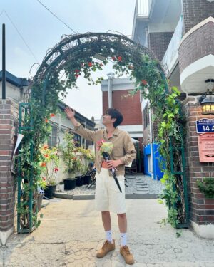 Song Ji-ho Instagram - 얼마 전 금비디오&DVD, 솔이집, 선재집, 화홍마트 다녀왔습니다🌞 가기 전엔 부끄러웠는데 막상 갔다 오니 너무 좋았네요 ㅎㅎ 작품이 끝나고 촬영지를 찾아가 보긴 이번에 처음이네요. 
혹여 사진 찍는 분들께 피해가 되지 않을까 평일 조용한 시간에 다녀왔습니다. 그래도 알아봐 주시고 꽃 선물도 해주시고 따뜻한 하루 였습니다💛 
막상 #선재업고튀어 가 종영하니 제가 진정한 수범이었습니다 감사합니다🙏🏻

#드라마 #티빙 #tvn #선재업고튀어 #선업튀