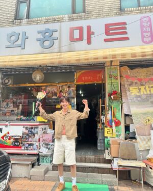 Song Ji-ho Instagram - 얼마 전 금비디오&DVD, 솔이집, 선재집, 화홍마트 다녀왔습니다🌞 가기 전엔 부끄러웠는데 막상 갔다 오니 너무 좋았네요 ㅎㅎ 작품이 끝나고 촬영지를 찾아가 보긴 이번에 처음이네요. 
혹여 사진 찍는 분들께 피해가 되지 않을까 평일 조용한 시간에 다녀왔습니다. 그래도 알아봐 주시고 꽃 선물도 해주시고 따뜻한 하루 였습니다💛 
막상 #선재업고튀어 가 종영하니 제가 진정한 수범이었습니다 감사합니다🙏🏻

#드라마 #티빙 #tvn #선재업고튀어 #선업튀