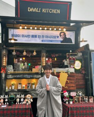 Song Ji-ho Instagram - 월요일 8시 50분이 되니 참 공허한 마음입니다.. 
#선재업고튀어 를 떠나보내기 참 쉽지않네요 ㅠㅜ 출연한 모든 배우에게 인생작으로 남을 작품입니다🧡 뜨거운 사랑 보내주신 전세계의 많은 수범이분들 사랑합니다❤️ 
@tvn_drama @tving.official 본팩토리 등 모든 관계자 분들 수고 많으셨습니다! 이만 ‘임골드’ 퇴장하겠습니다