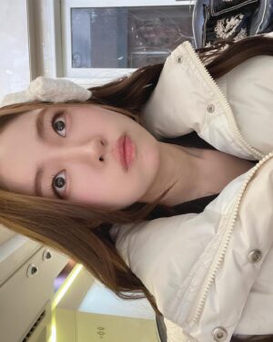 Song Ji-woo Instagram - 😤
오늘 7,8회 오픈 🙌
#tving #나는대놓고신데렐라를꿈꾼다 #반단아
