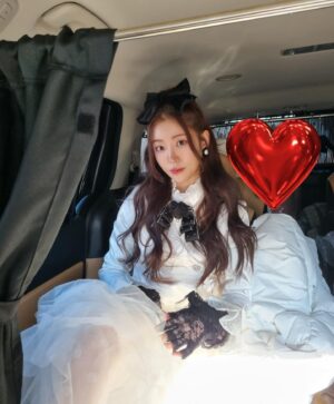 Song Ji-woo Instagram - 단아단아💗
오늘 3,4회 오픈되었어요 ✨

#tving #나는대놓고신데렐라를꿈꾼다 #반단아